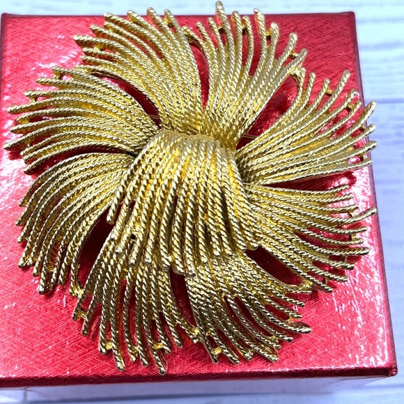 Monet Cordelia brooch, which was designed in 1963 by Leroy Miozzi Vintage Floral - Picture 3 of 11